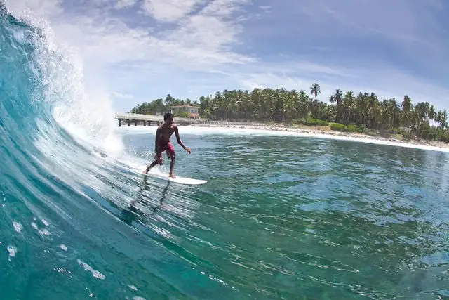 What is the best season for surfing in India?
